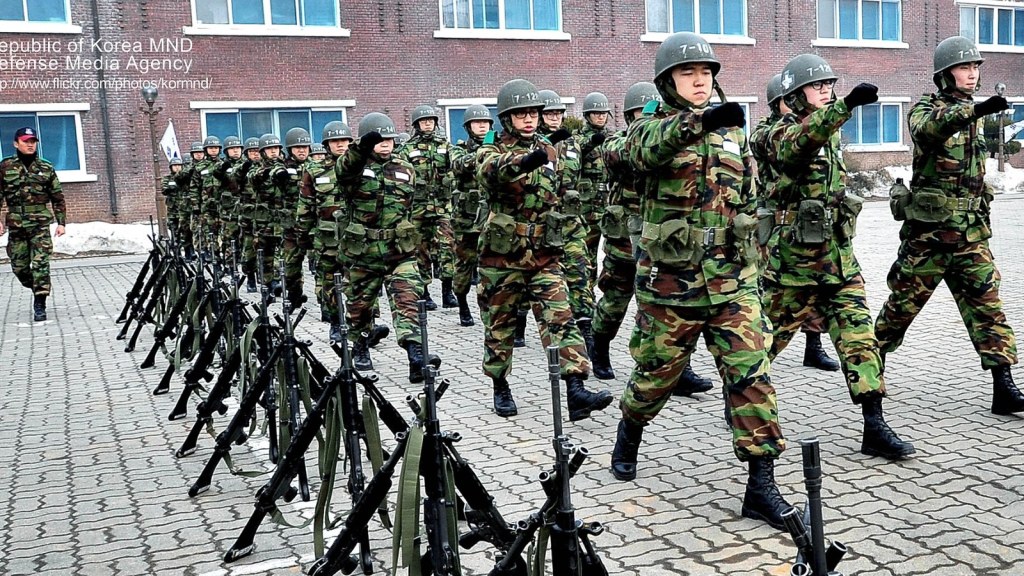 韓国の兵役 ― 成人男性はほぼ全員が軍隊へ。期間・種類・社会への影響、そしてK-POPアイドルの「軍白期」まで