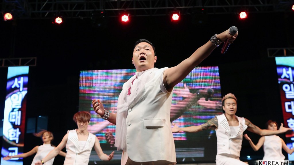 ステージで歌うPSY（2012年）